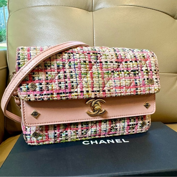 sold x Chanel Tweed & Pink Lambskin Classic Flap Bag - Picture 2 of 16